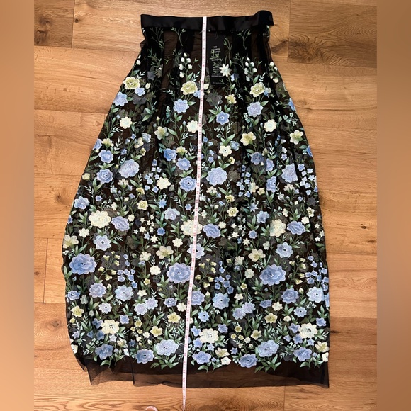 Beautiful embroidery skirt - Picture 4 of 8